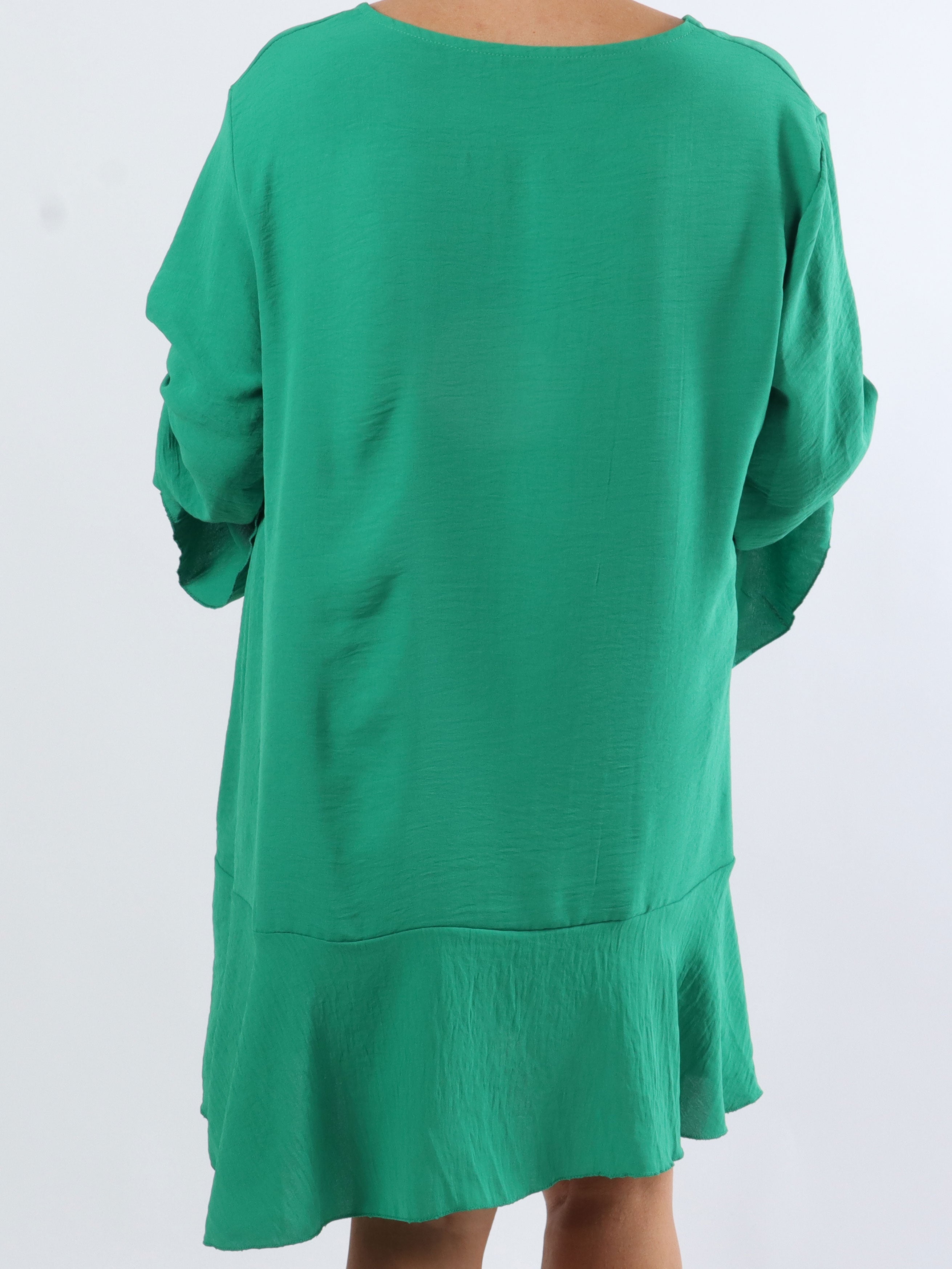 Linja - Plus size blus med volang på ärmen